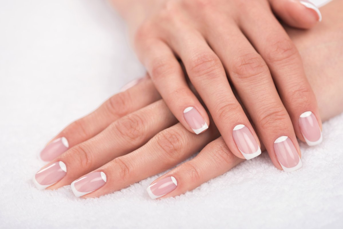 NATA-mobile-nail-service-in-calgary-nail-salon-natural-french-design-short-nails